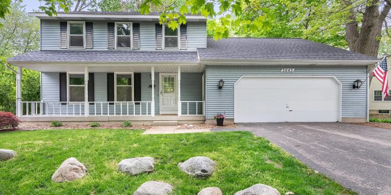 3045 Honeywood Dr SW, Grandville, MI 49418