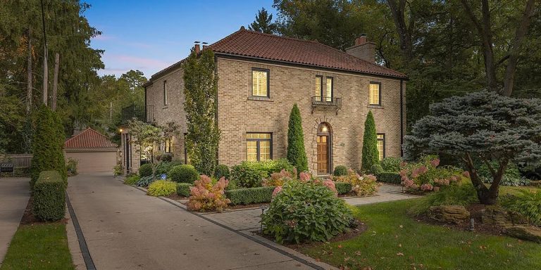 922 Gladstone Dr SE, East Grand Rapids, MI 49506